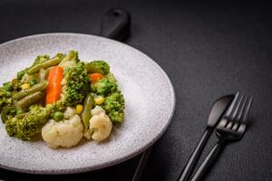 heerlijk vers groenten gestoomd wortels, broccoli, bloemkool foto