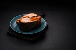 vers gekookt heerlijke zalm steak met specerijen en kruiden gebakken op een grill foto