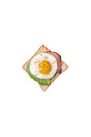 heerlijk voedzaam Engels ontbijt met gebakken eieren, tomaten en avocado foto