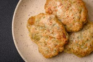 heerlijk vers gebakken fijngehakt vis schnitzels met specerijen en kruiden foto