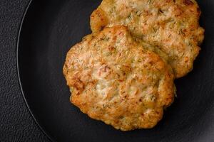 heerlijk vers gebakken fijngehakt vis schnitzels met specerijen en kruiden foto