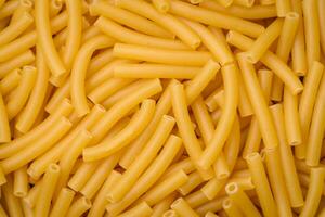 rauw geheel graan tarwe pasta met zout en specerijen in een keramisch bord foto