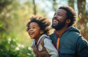 ai gegenereerd zwart Afrikaanse vader en dochter in de natuur gelukkig familie foto