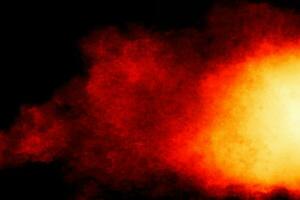 rode poeder explosie wolk op zwarte achtergrond. foto