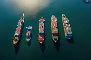 ai gegenereerd antenne visie van lading schip in de zee Bij zonsondergang. vracht vervoer concept, vier houder schepen het zeilen aan de overkant de oceaan in deze antenne fotograaf, ai gegenereerd foto