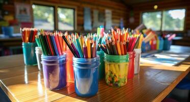 ai gegenereerd pennen, potloden, notitieboekje, en school- benodigdheden Aan een tafel foto