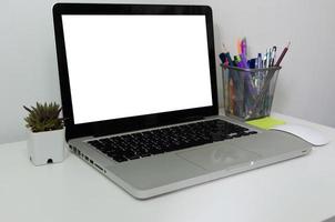 computer laptop mock-up leeg wit touchscreen op bureau. gebruikt om tekst of informatie te plaatsen om nieuws te adverteren of producten online te verkopen. concept marketing bedrijf foto