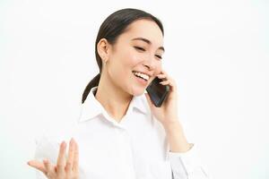 portret van Aziatisch zakelijke vrouw, zakenvrouw praat Aan mobiel telefoon, heeft gesprek over- mobiele telefoon, sprekend Aan telefoon, wit achtergrond foto