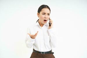 boos bedrijf vrouw schreeuwt Bij mobiel telefoon, heeft intens gesprek Aan telefoon, staat over- wit achtergrond foto