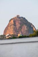 rio de janeiro, brazilië, 2015 - suikerbroodberg gezien vanaf botafogo foto
