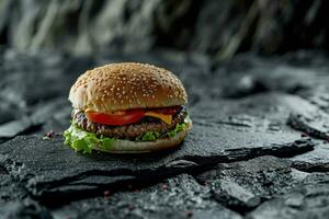 ai gegenereerd Hamburger Aan zwart bord met tomaten, kaas, sla en sommige ijs room foto