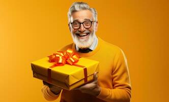 ai gegenereerd gelukkig Mens in bril Holding een geel geschenk doos foto
