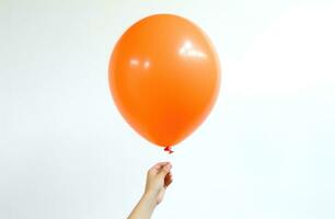 ai gegenereerd persoon Holding Aan naar oranje ballon feest. foto