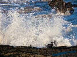 een persoon rijden een surfboard in de oceaan foto