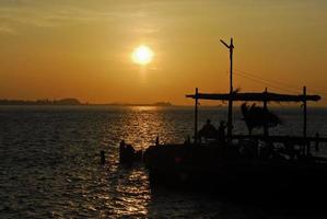 tropisch strand bij prachtige gouden zonsondergang. natuur achtergrond foto