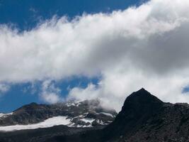 een berg met een wolk foto