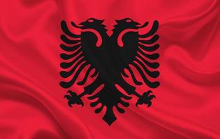 vlag van het land van albanië op een achtergrond van golvende zijden stof foto