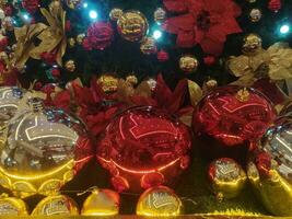 rood en geel glas bal Kerstmis boom ornamenten foto