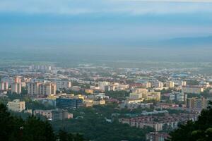 antenne stadsgezicht, top visie van Joezjno-Sachalinsk van monteren bolsjewistische foto