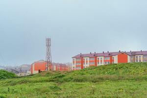 visie van de stad- van Joezjno-Koerilsk Aan de eiland van kunashir foto