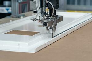industrieel robot dosering dispenser machine is van toepassing een verharding afdichtmiddel naar de metaal deur blanco foto