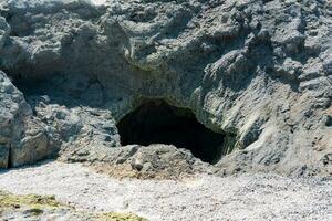 luchten van een vulkanisch fumarole in de grond, gedekt met kristallijn zwavel foto