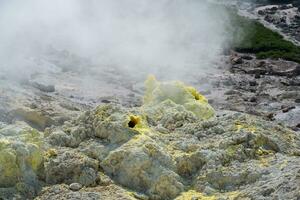 roken solfatara tussen zwavel deposito's Aan een fumarole veld- Aan de helling van een vulkaan foto
