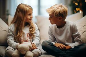 ai gegenereerd weinig jongen en meisje zittend Aan sofa en communiceren Bij huis foto