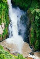 haew narok waterval in khao yai nationaal park, Thailand gedurende de regenachtig seizoen foto