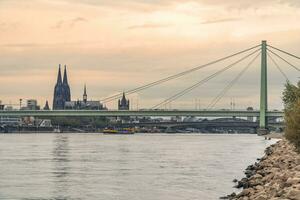 cloudscape visie van Keulen kathedraal en de Rijn rivier- foto