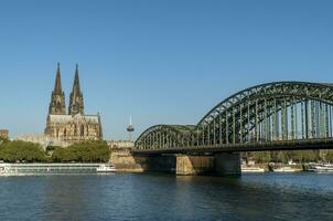 Keulen kathedraal en hohenzollern brug daglicht visie foto