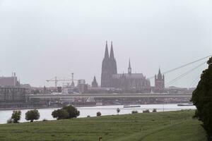cloudscape visie van Keulen kathedraal en de Rijn rivier- foto