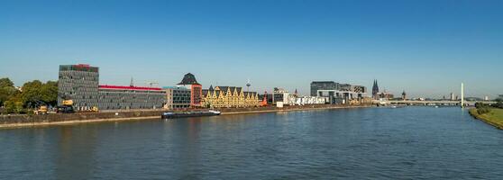 panoramisch visie van de Rijn rivier- in Keulen foto