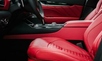 luxe rood leer auto interieur afwerking foto