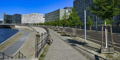 voetpad langs de Spree rivier, regering wijk, tiergarten, berlijn, Duitsland foto