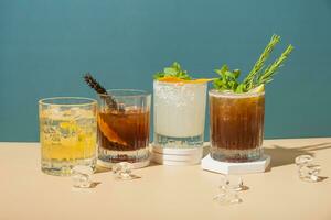 alcoholisch cocktails met ijs Aan podia Aan gekleurde achtergronden foto
