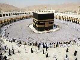 ai gegenereerd mekka kaaba in Ramadan kalmte temidden van Islamitisch naleving foto