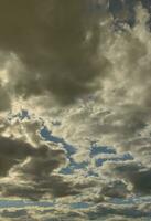 een blauw bewolkt lucht met veel klein wolken blokkeren de zon foto