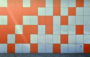 de structuur van de metaal muur, ingelijst in de het formulier van gekleurde pleinen van twee kleuren. modern muur ontwerp voor de buitenkant van woon- en kantoor gebouwen foto