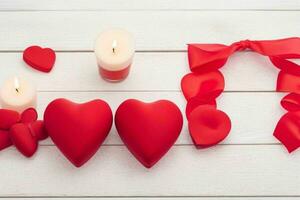 ai gegenereerd houten achtergrond met rood hart, kaars, geschenken. valentijnsdag dag. moeders dag verjaardag. pro foto