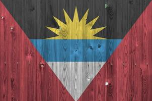 antigua en Barbuda vlag afgebeeld in helder verf kleuren Aan oud houten muur. getextureerde banier Aan ruw achtergrond foto