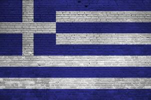 Griekenland vlag afgebeeld in verf kleuren Aan oud steen muur. getextureerde banier Aan groot steen muur metselwerk achtergrond foto