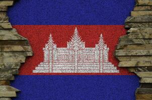 Cambodja vlag afgebeeld in verf kleuren Aan oud steen muur detailopname. getextureerde banier Aan rots muur achtergrond foto