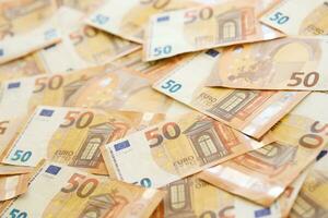 heel groot bedrag van vijftig Europese euro bankbiljetten in reusachtig stapel foto