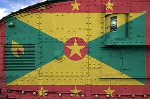 Grenada vlag afgebeeld Aan kant een deel van leger gepantserd tank detailopname. leger krachten conceptuele achtergrond foto