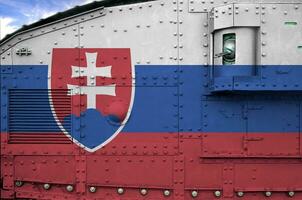 Slowakije vlag afgebeeld Aan kant een deel van leger gepantserd tank detailopname. leger krachten conceptuele achtergrond foto