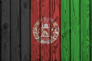 afghanistan vlag afgebeeld in helder verf kleuren Aan oud houten muur. getextureerde banier Aan ruw achtergrond foto