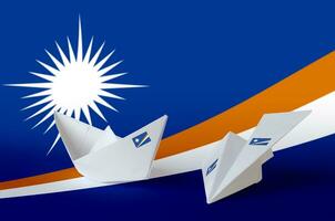 maarschalk eilanden vlag afgebeeld Aan papier origami vliegtuig en boot. handgemaakt kunsten concept foto