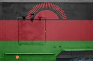 Malawi vlag afgebeeld Aan kant een deel van leger gepantserd vrachtauto detailopname. leger krachten conceptuele achtergrond foto