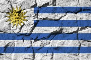 Uruguay vlag afgebeeld in verf kleuren Aan oud steen muur detailopname. getextureerde banier Aan rots muur achtergrond foto